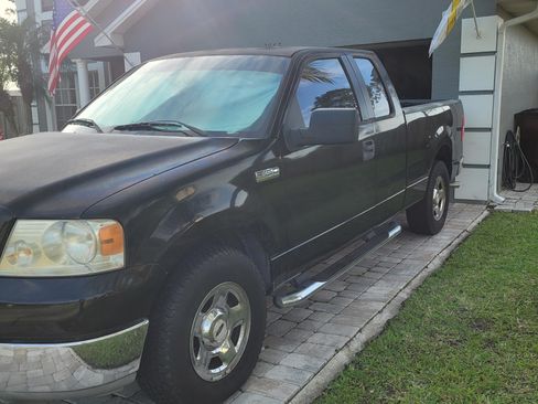 Used 2005 Ford F150 XLT image 2