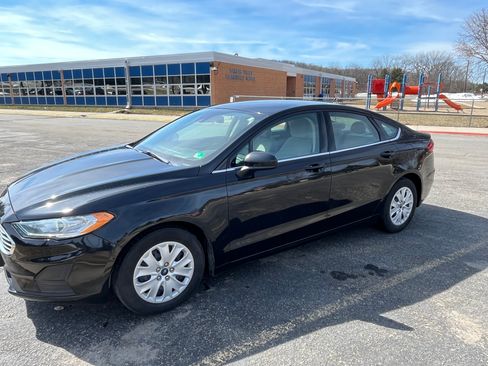 Used 2019 Ford Fusion S image 2