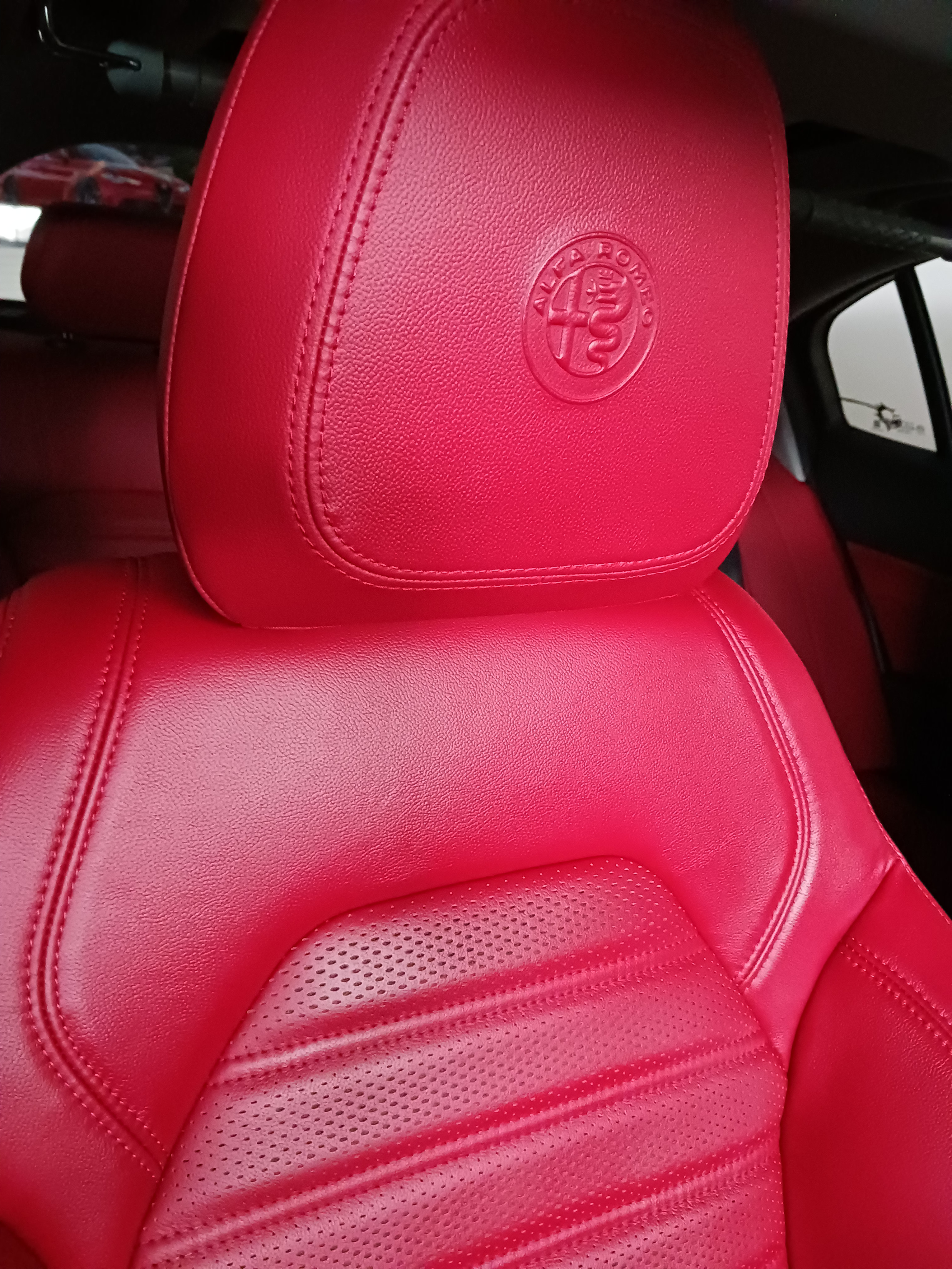Used 2017 Alfa Romeo Giulia Ti w/ TI 19" Sport Package AWD/4WD image 27