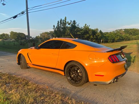 Used 2019 Ford Mustang Shelby GT350 w/ Technology Package image 11