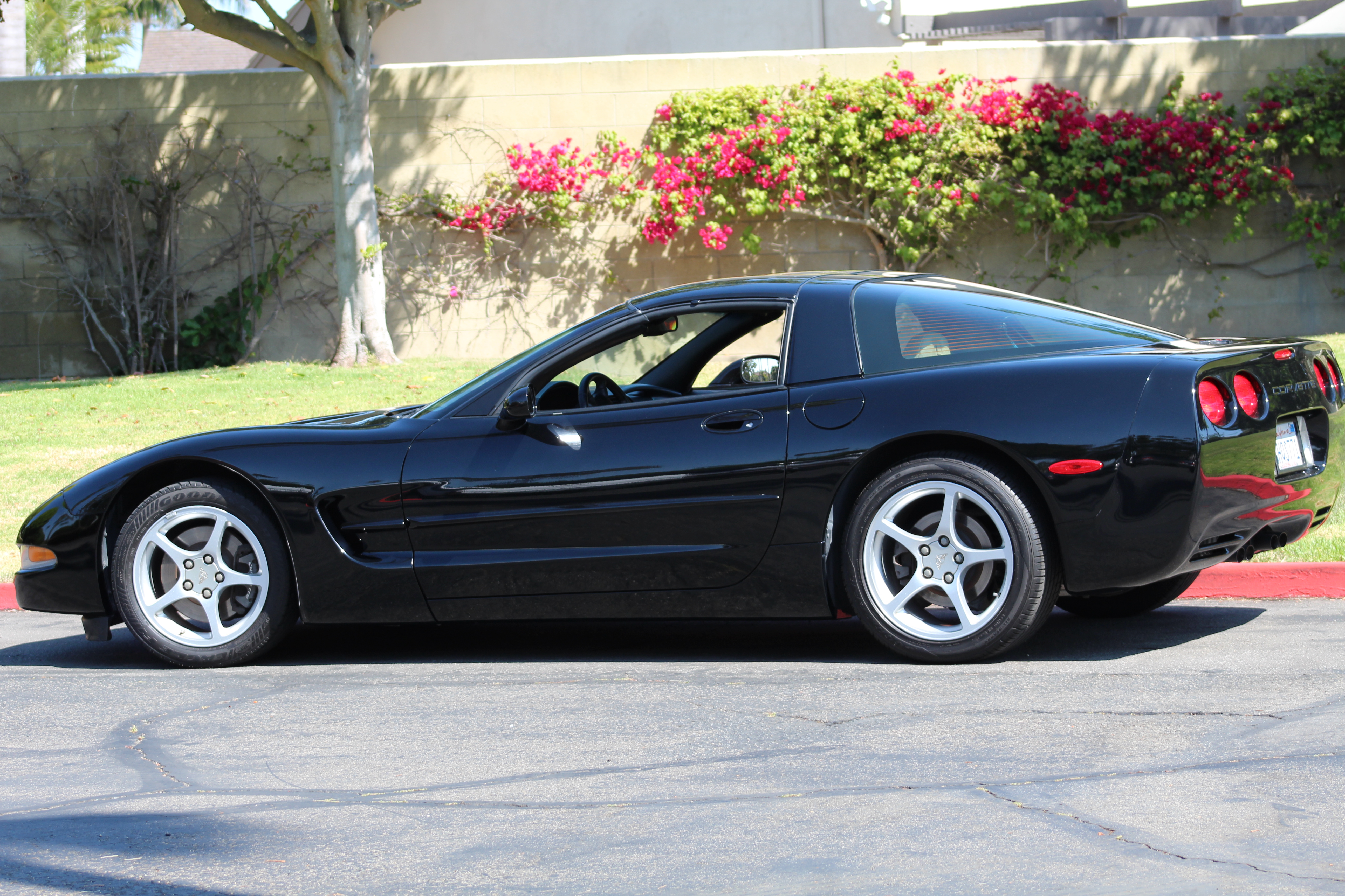 Used 2000 Chevrolet Corvette Coupe RWD image 1