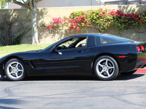 Used 2000 Chevrolet Corvette Coupe image 1