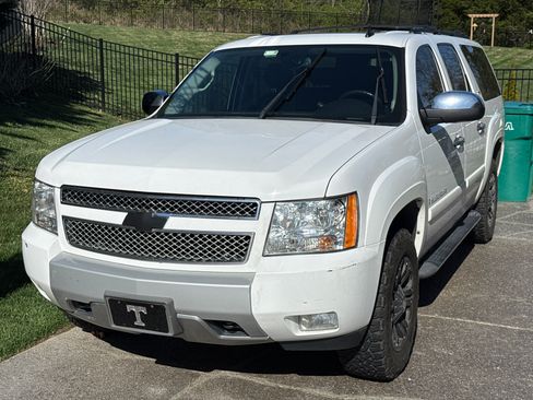 Used 2008 Chevrolet Suburban LT image 12