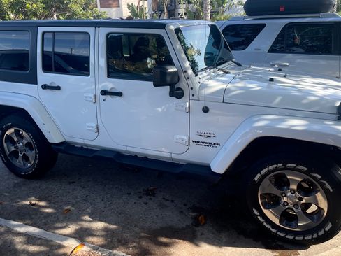 Used 2017 Jeep Wrangler Unlimited Sahara w/ Connectivity Group image 14