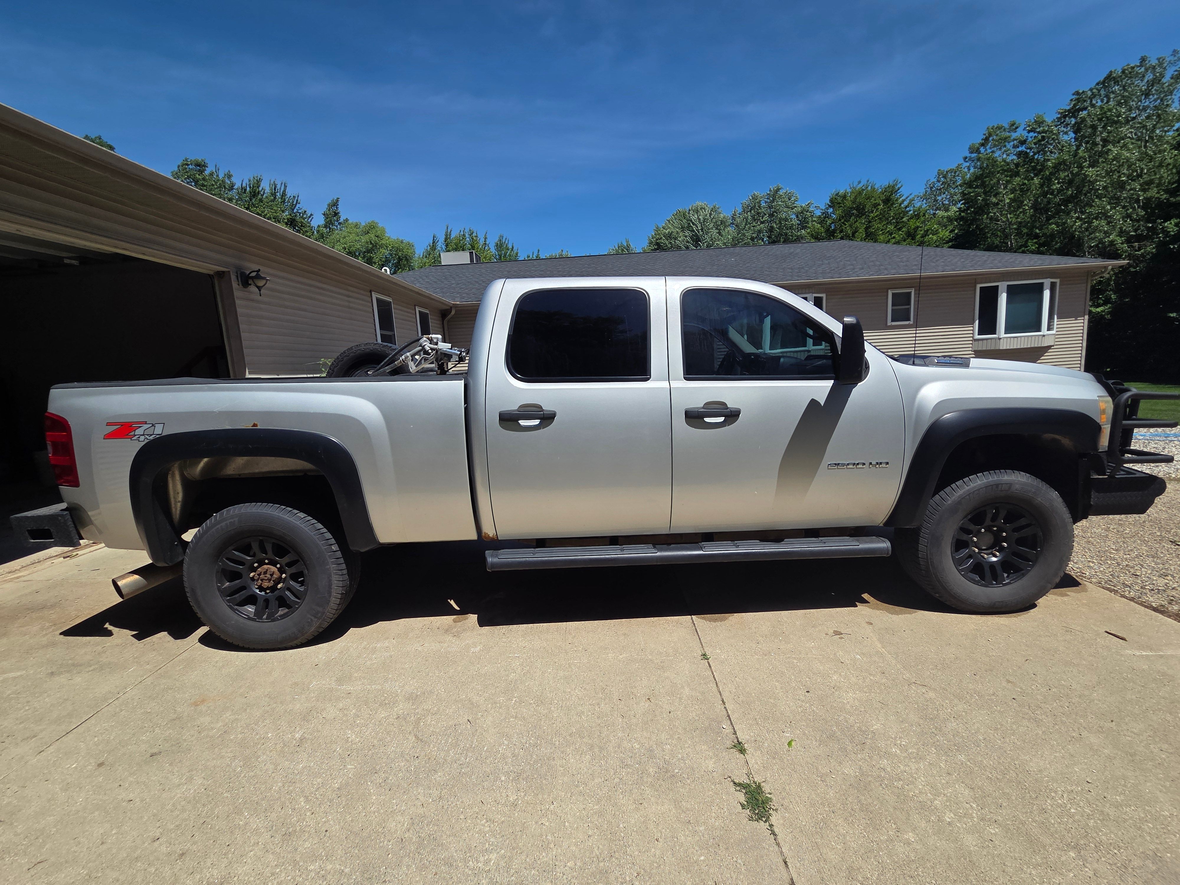 Used 2010 Chevrolet Silverado 2500 LT w/ Interior Plus Package AWD/4WD image 1