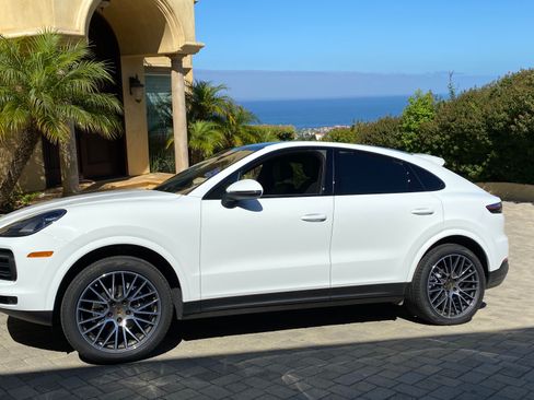 Used 2020 Porsche Cayenne Sport Utility 4D image 2