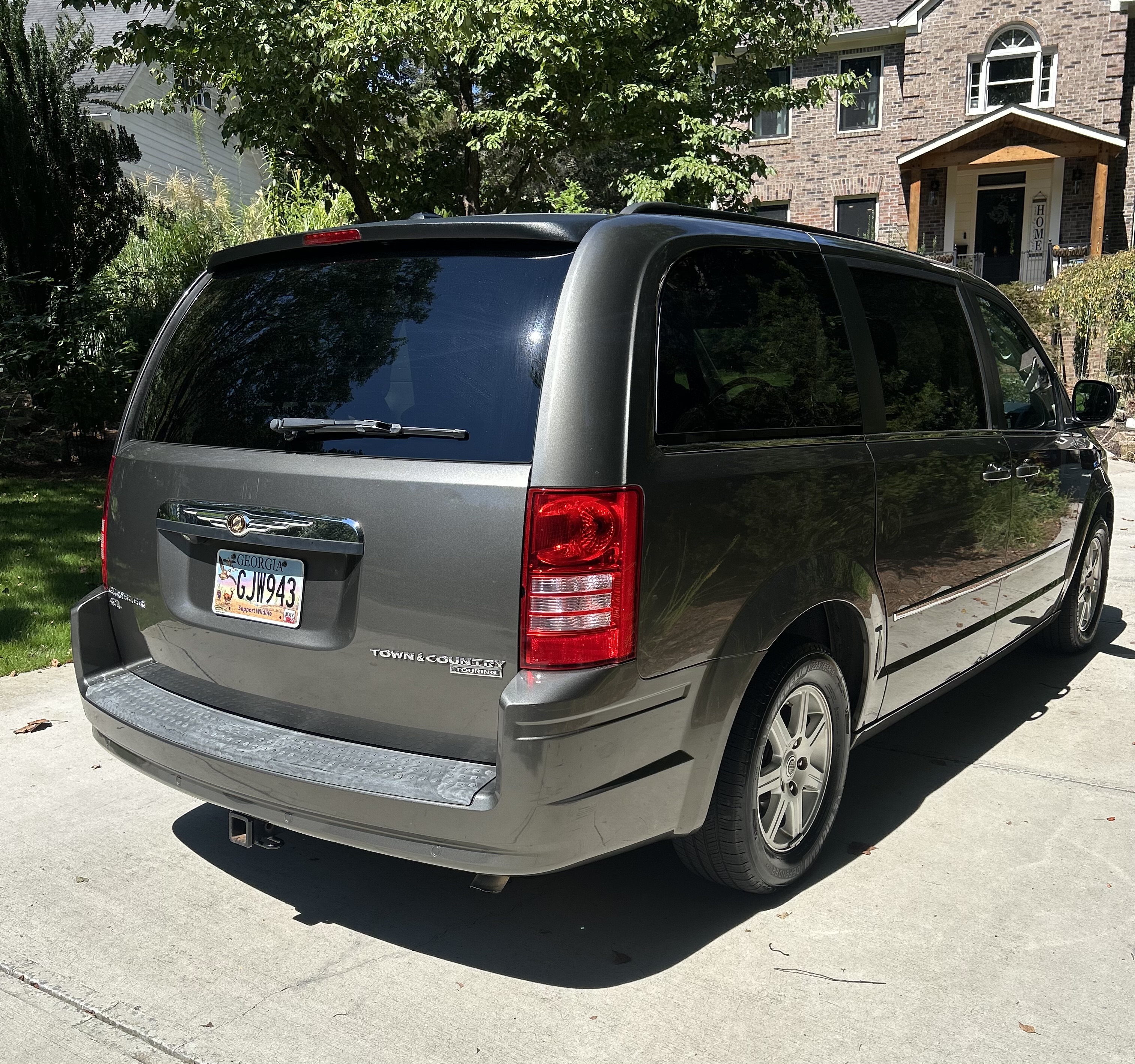 Used 2010 Chrysler Town & Country Touring Plus w/ Safetytec Group FWD image 8