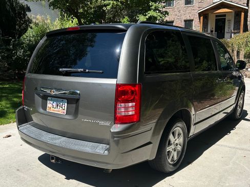 Used 2010 Chrysler Town & Country Touring Plus w/ Safetytec Group FWD image 8