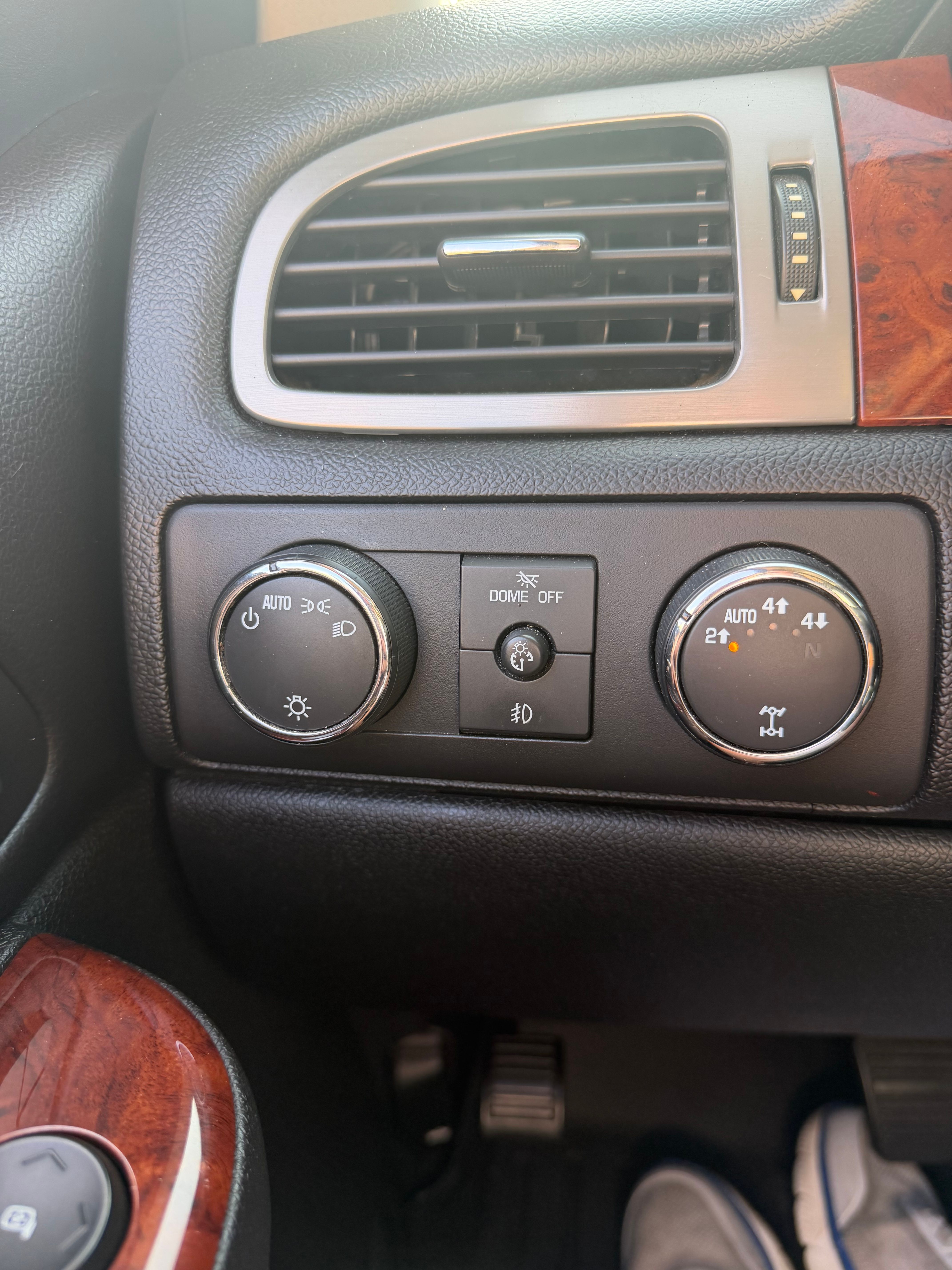 Used 2010 Chevrolet Avalanche LT w/ Luxury Package AWD/4WD image 9