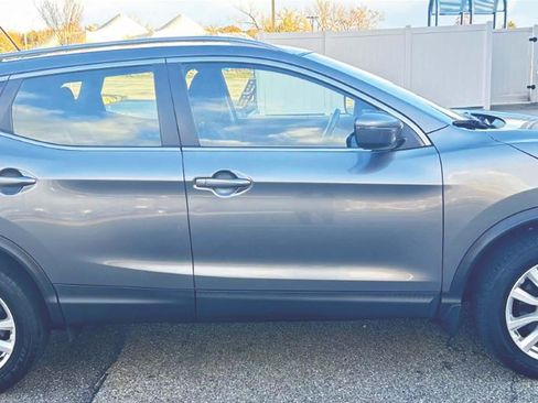 Used 2021 Nissan Rogue Sport SV image 2