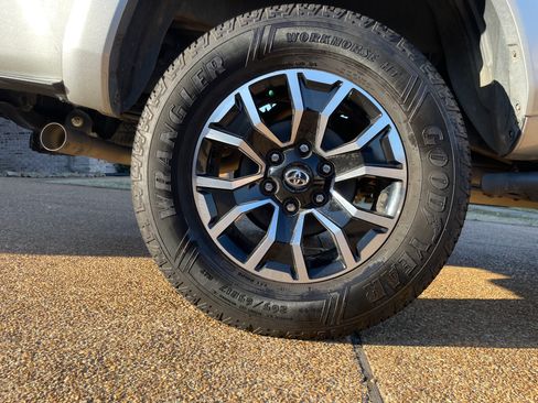 Used 2022 Toyota Tacoma TRD Sport w/ Technology Package RWD image 14