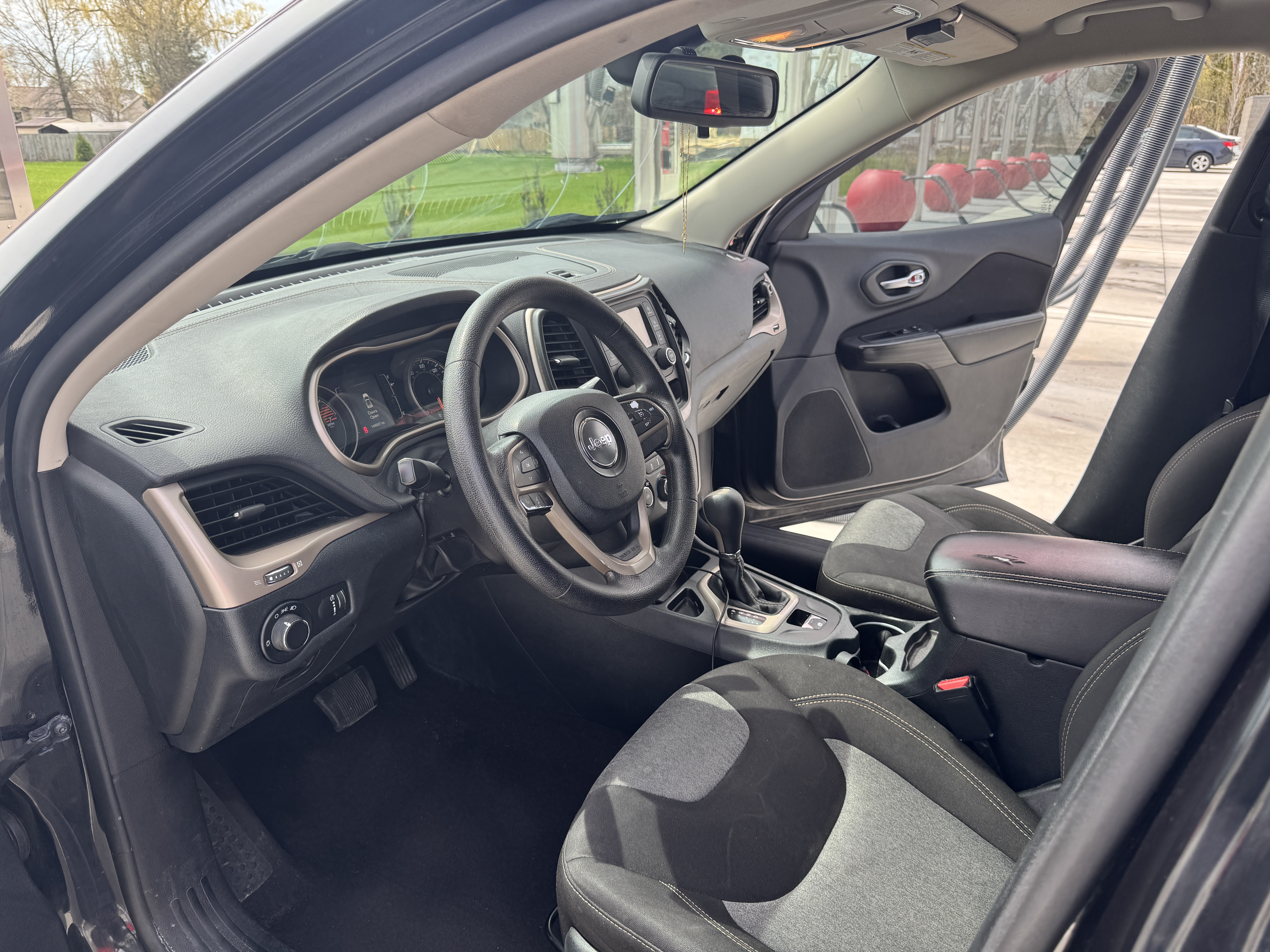 Used 2016 Jeep Cherokee Sport FWD image 9