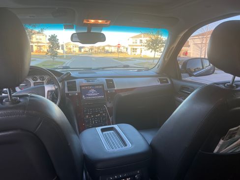 Used 2012 Cadillac Escalade ESV Premium image 5