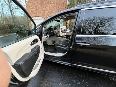 Used 2023 Chrysler Pacifica Limited w/ Uconnect Theater Family Group image 5