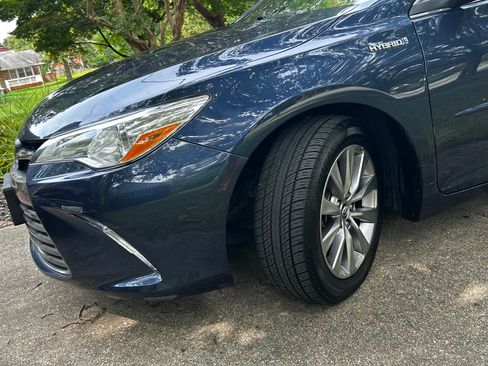 Used 2017 Toyota Camry XLE w/ Moonroof Package FWD image 6