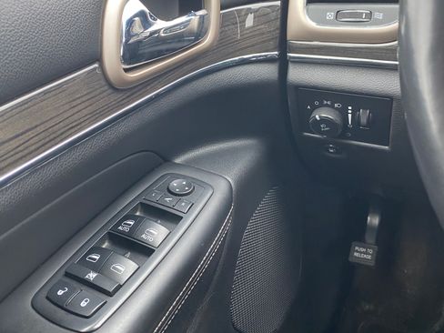 Used 2017 Jeep Grand Cherokee Overland image 18