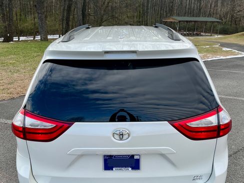 Used 2018 Toyota Sienna XLE image 6