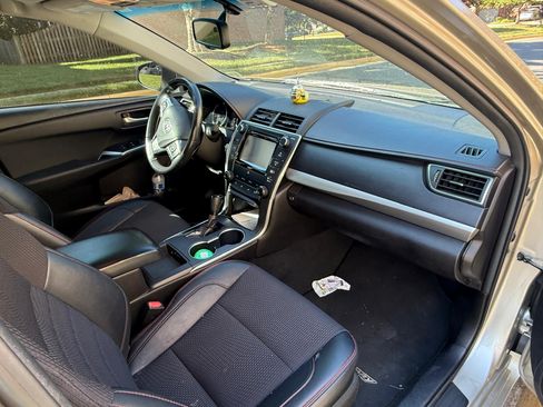 Used 2016 Toyota Camry SE image 10