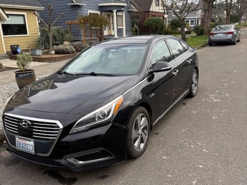 Used 2016 Hyundai Sonata Limited w/ Option Group 02 image 2