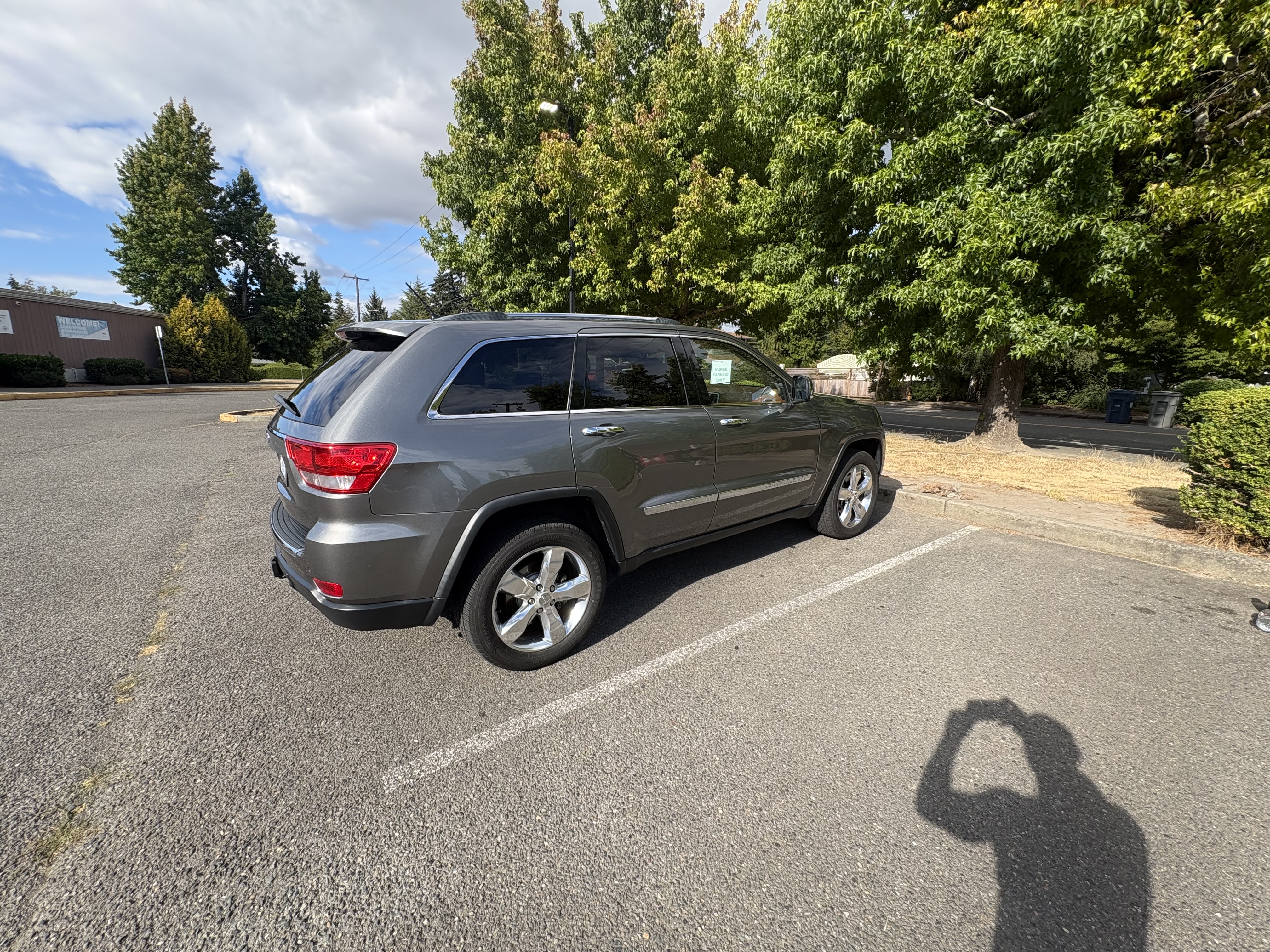 Used 2011 Jeep Grand Cherokee Overland Summit AWD/4WD image 4