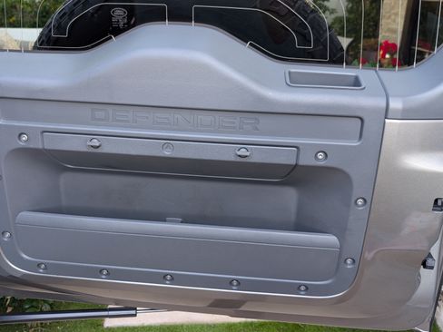 Used 2023 Land Rover Defender 110 X-Dynamic SE image 17