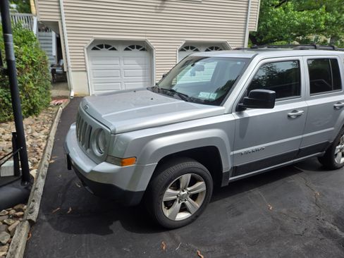 Used 2014 Jeep Patriot Latitude w/ Sun/Sound Group AWD/4WD image 4
