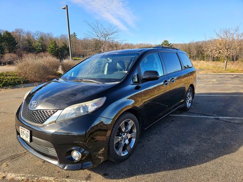 Used 2012 Toyota Sienna SE image 1