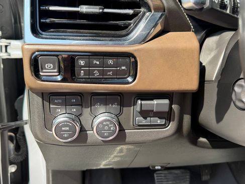Used 2025 GMC Yukon Denali Ultimate AWD/4WD image 16
