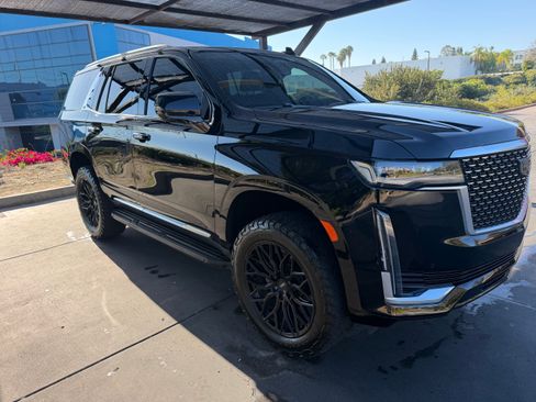 Used 2022 Cadillac Escalade Luxury AWD/4WD image 4