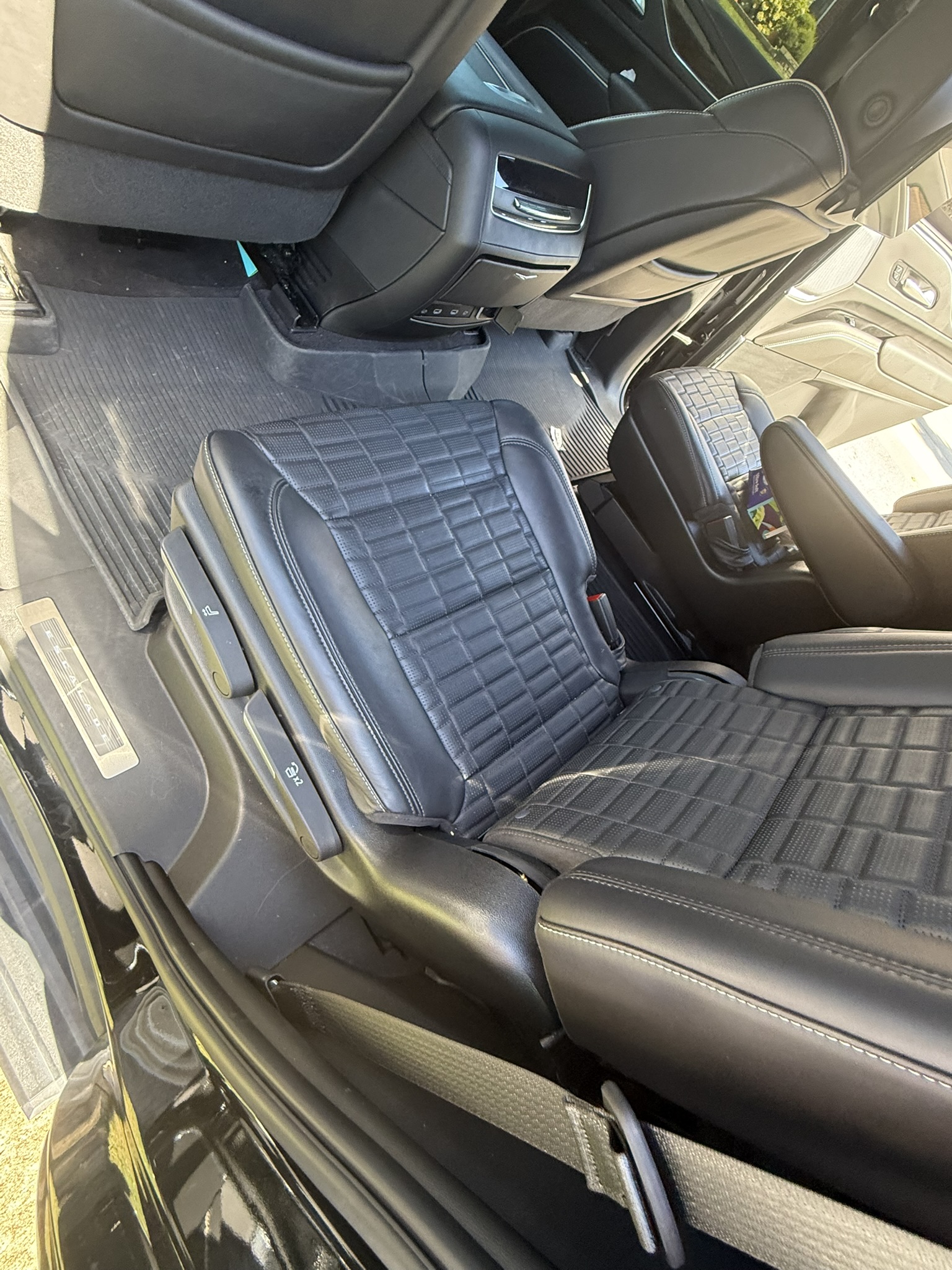 Used 2023 Cadillac Escalade Sport Platinum w/ LPO, ONYX Package AWD/4WD image 11