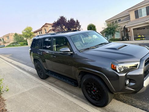 Used 2021 Toyota 4Runner TRD Off-Road Premium w/ Moonroof Package AWD/4WD image 10