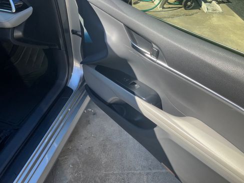 Used 2018 Toyota Camry LE w/ Moonroof Package image 11