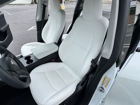 Used 2024 Tesla Model Y Long Range RWD image 13