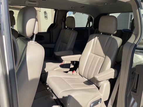 Used 2015 Chrysler Town & Country Touring w/ Driver Convenience Group FWD image 18