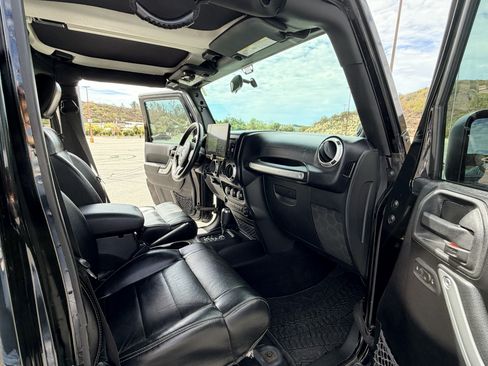 Used 2012 Jeep Wrangler Unlimited Rubicon w/ Dual Top Group AWD/4WD image 10