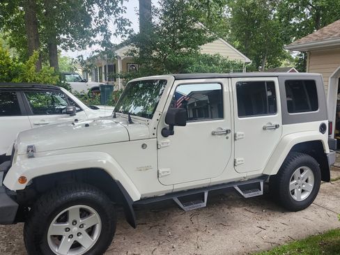 Used 2010 Jeep Wrangler Unlimited Sahara w/ Dual Top Group AWD/4WD image 5