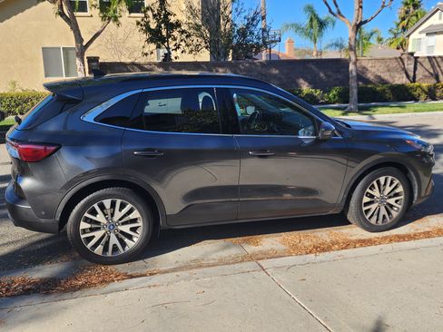 Used 2020 Ford Escape Titanium image 4