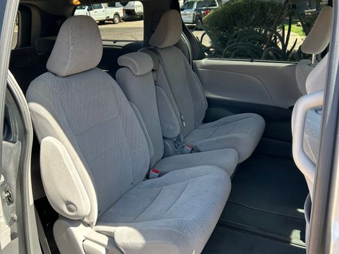 Used 2018 Toyota Sienna LE FWD image 10