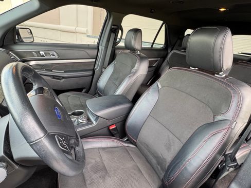 Used 2018 Ford Explorer XLT w/ Equipment Group 202A image 10