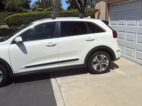 Used 2020 Kia Niro EX image 6