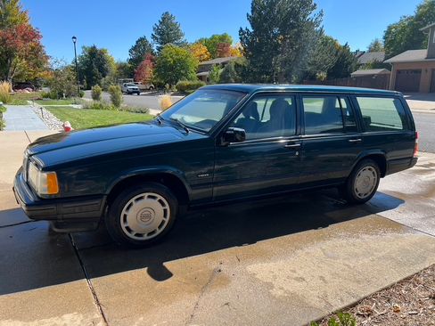 Used 1994 Volvo 940 Wagon RWD image 1