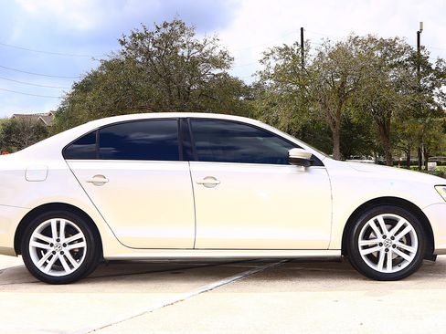 Used 2015 Volkswagen Jetta SEL image 2