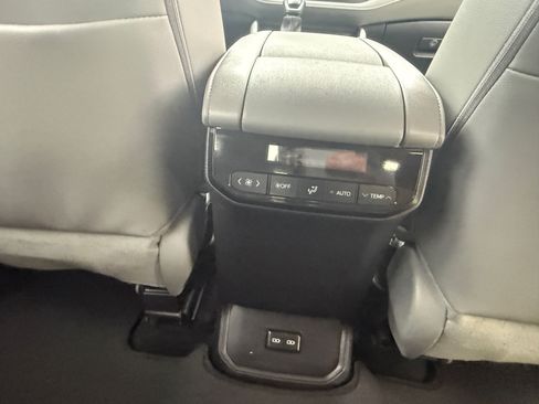 Used 2024 Toyota Highlander XLE AWD/4WD image 9