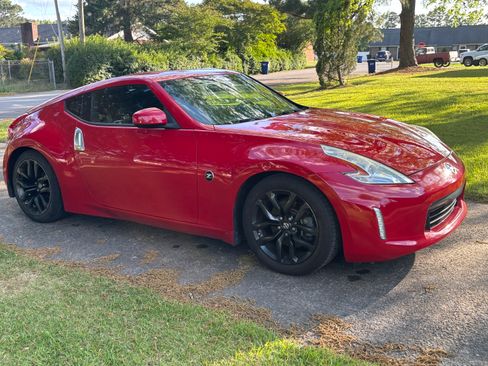 Used 2017 Nissan 370Z Coupe RWD image 4