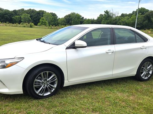 Used 2015 Toyota Camry SE FWD image 1