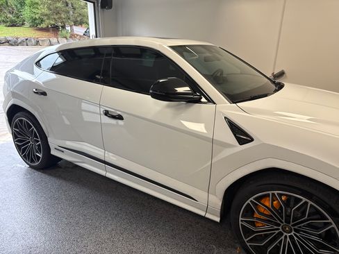 Used 2025 Lamborghini Urus SE AWD/4WD image 1