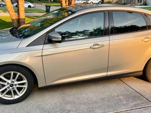 Used 2015 Ford Focus SE FWD image 1