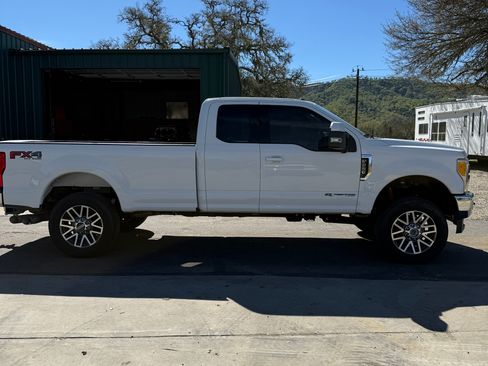 Used 2017 Ford F250 Lariat w/ Lariat Value Package image 4