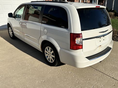 Used 2013 Chrysler Town & Country Touring image 11