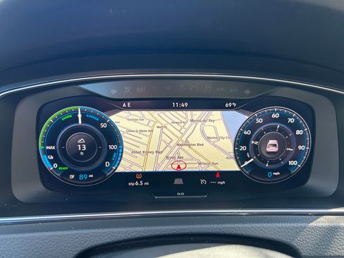 Used 2019 Volkswagen e-Golf SEL Premium image 12